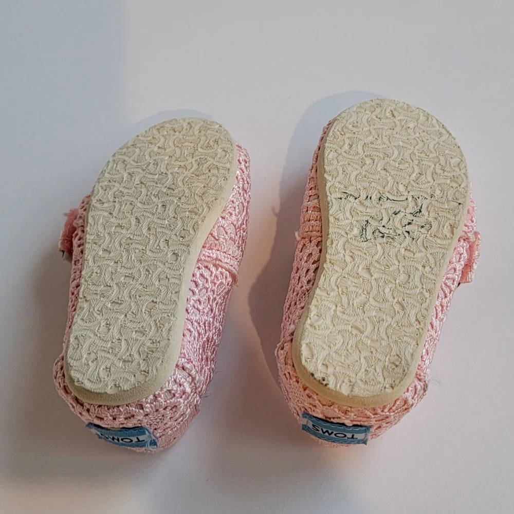 Toms Baby Shoes Size 5 flats pink lace leather insole excellent baby girl shoes